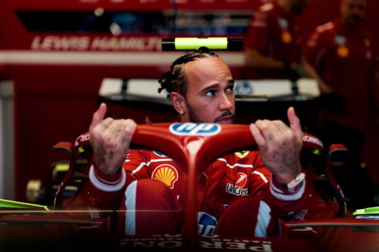 Hamilton lucha en su debut con Ferrari en Melbourne