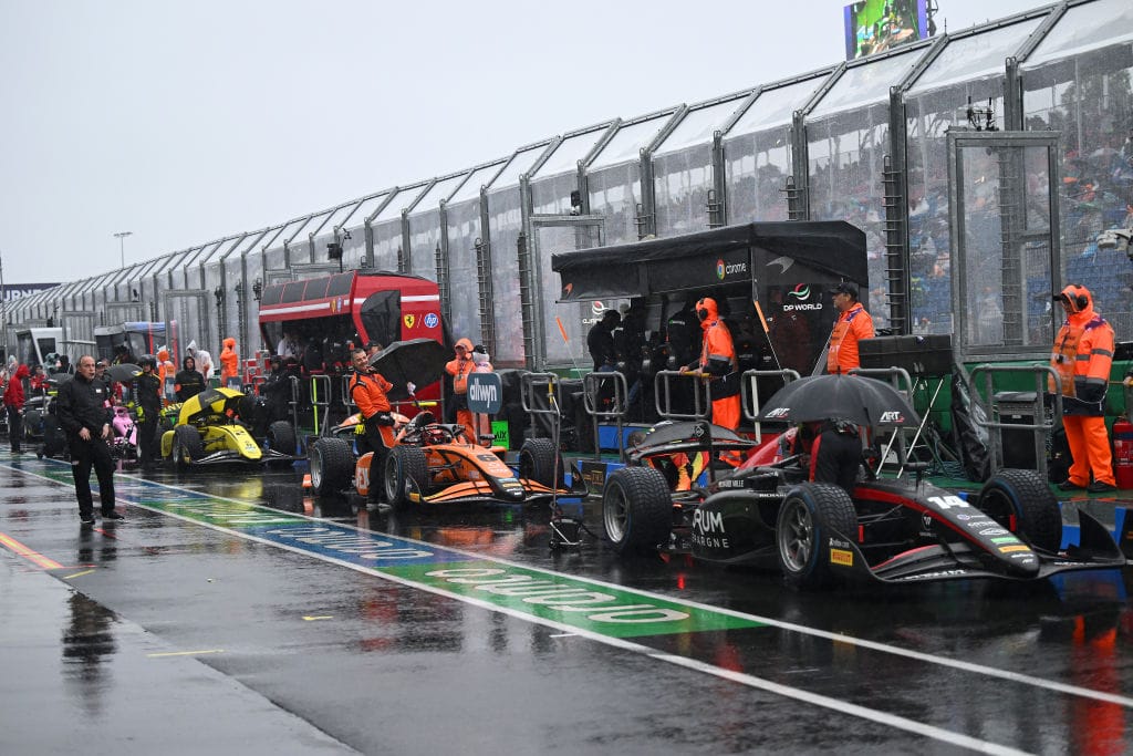 Melbourne F1 Race Faces Rainy Start Challenges